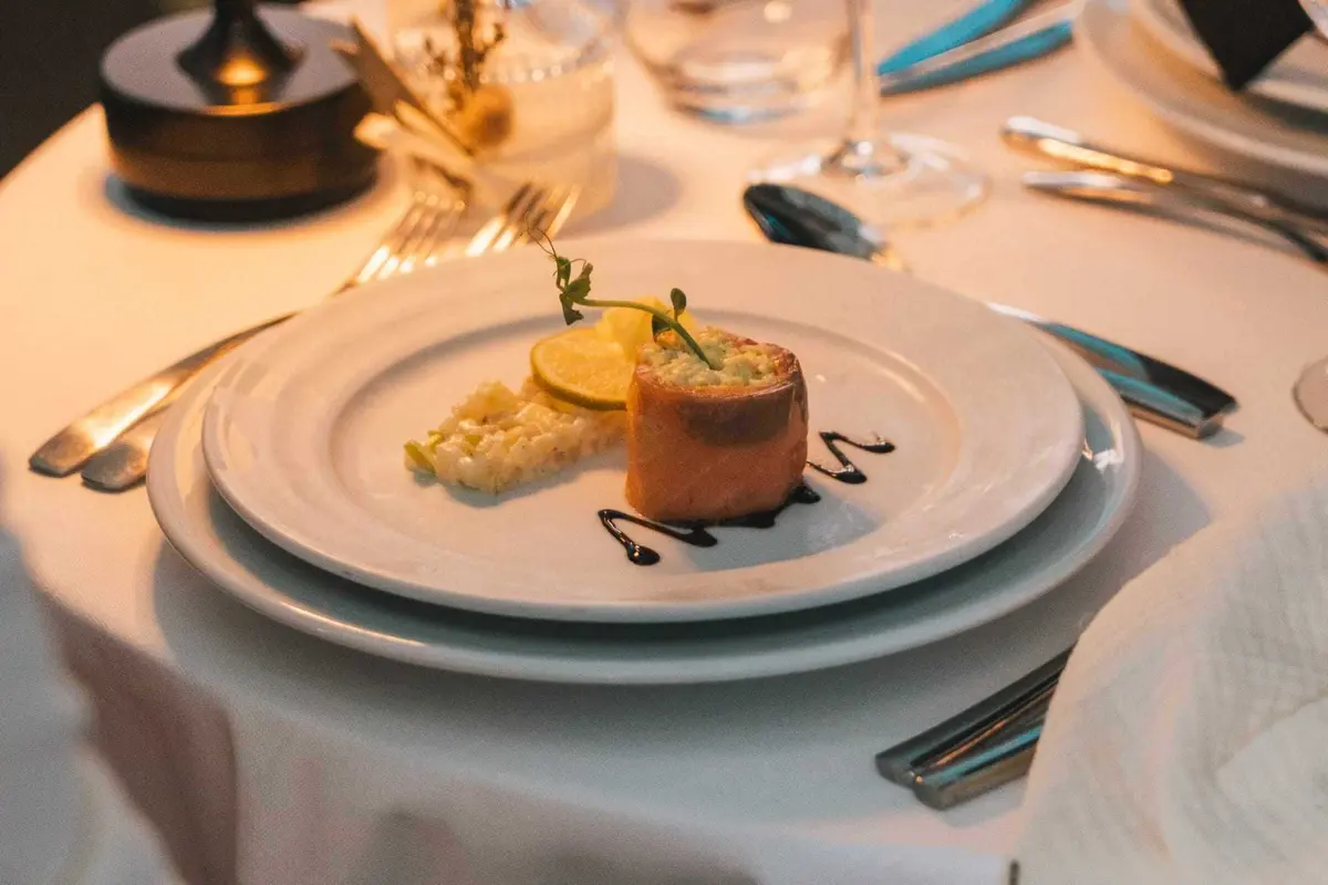 Assiette dressée sur une table de réception