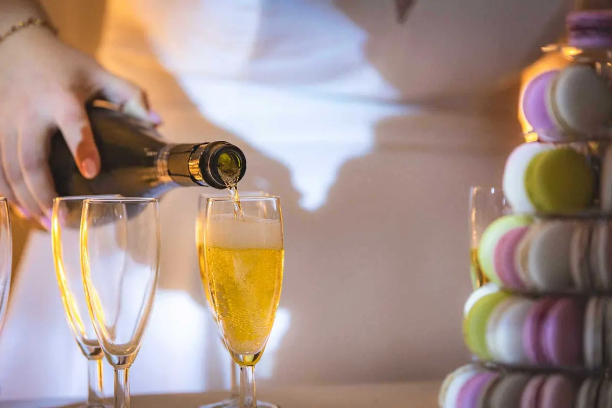 Coupes de champagne et macarons