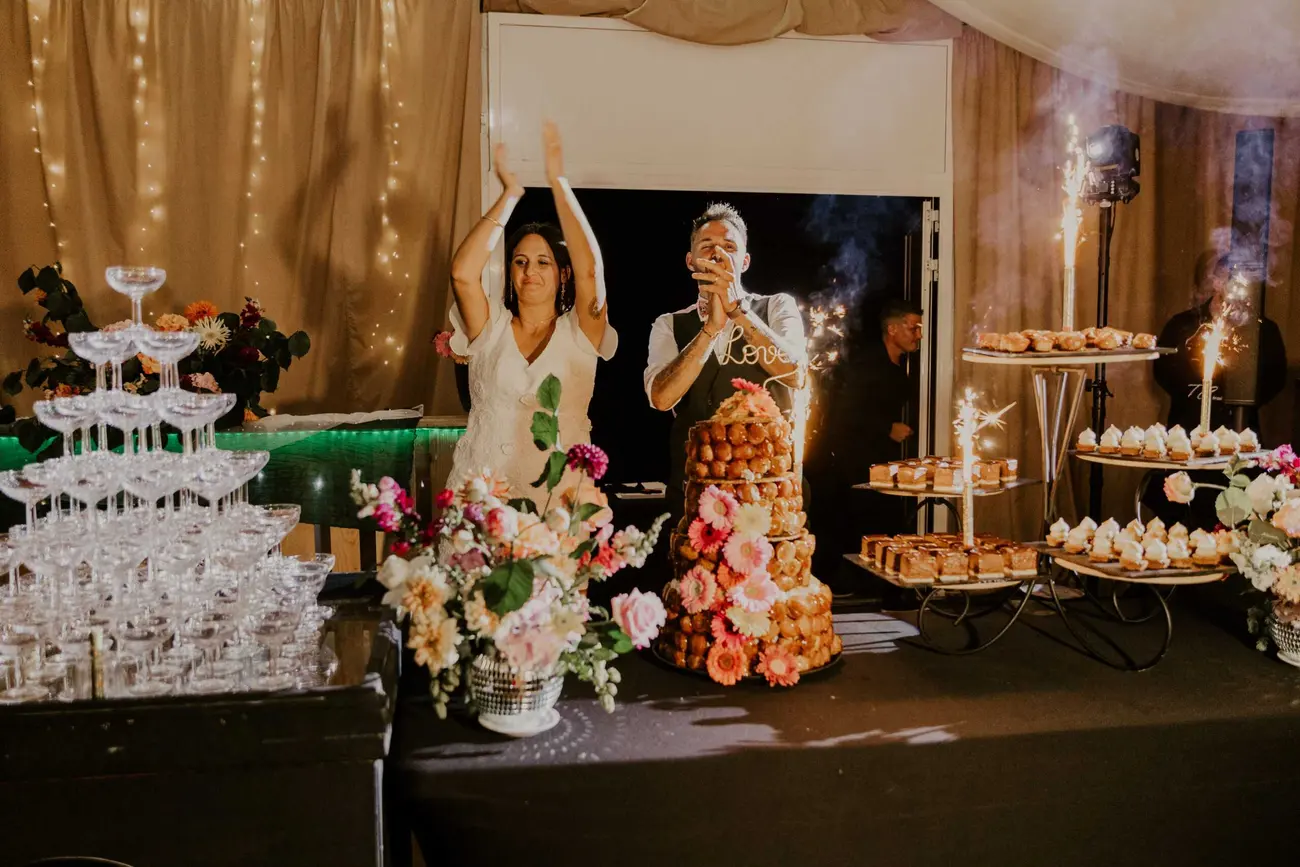 Soirée de mariage, tour de coupes et gâteau
