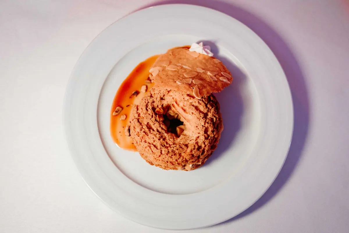 Mousse dressée sur une assiette
