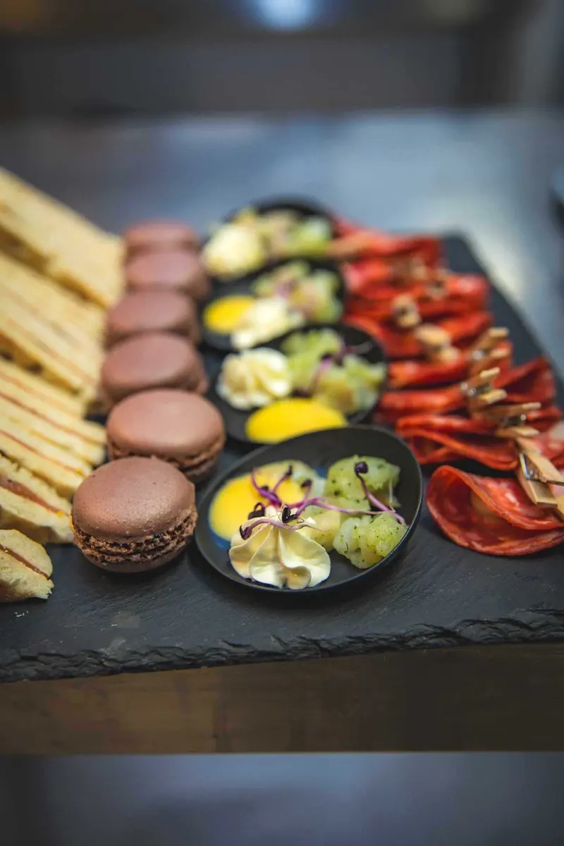 Planche de macarons et mises en bouche