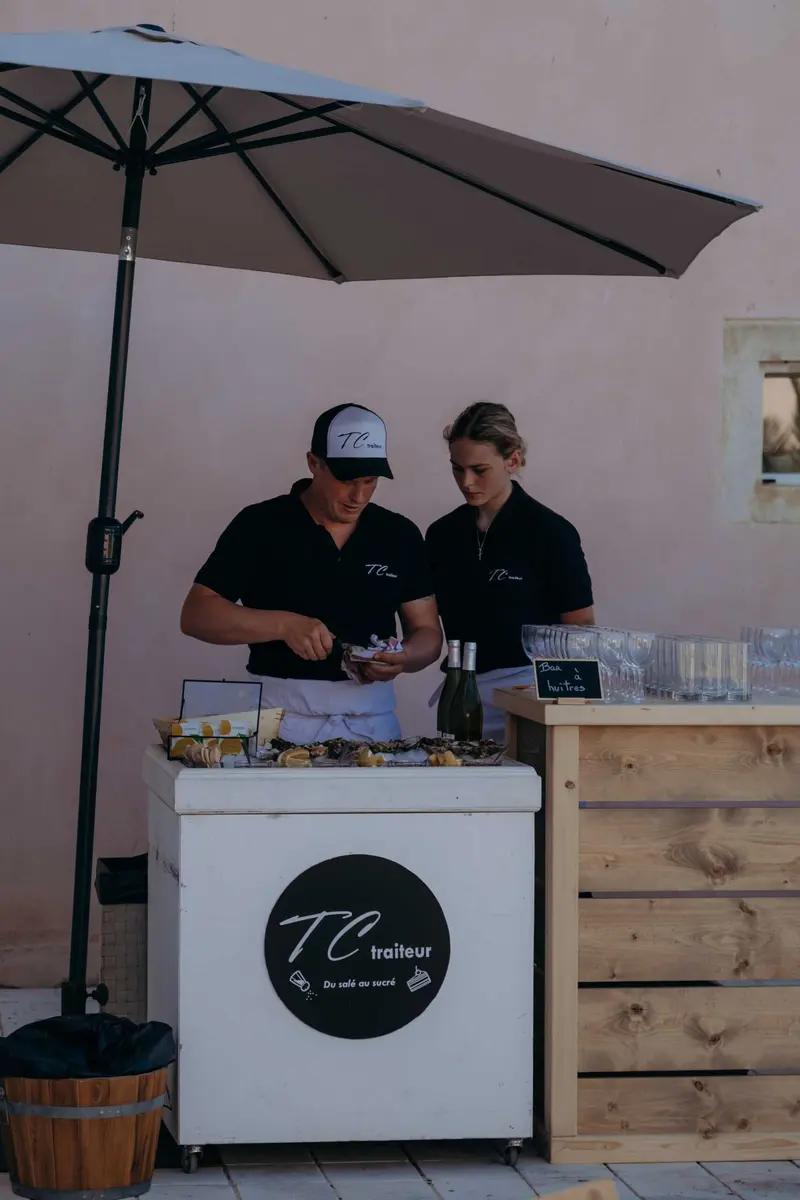 Stand de traiteur sous un parasol