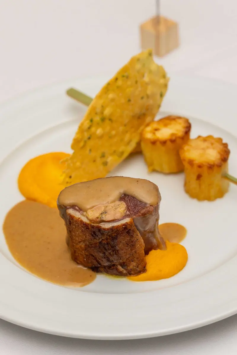 Viande et garnitures dressées